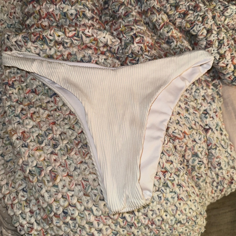 Ribbed bikini bottom